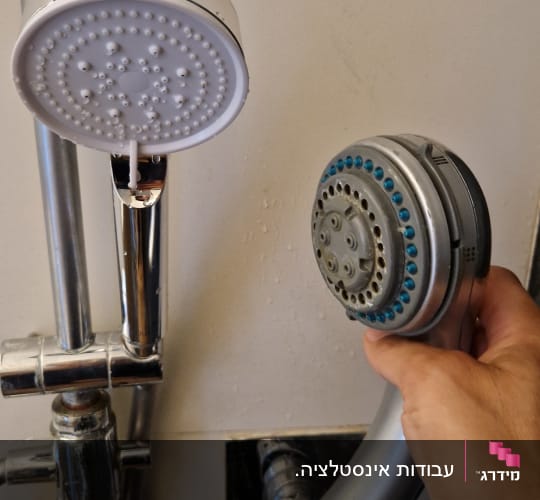 התקנת ראש מקלחת חדש על קיר אמבטיה